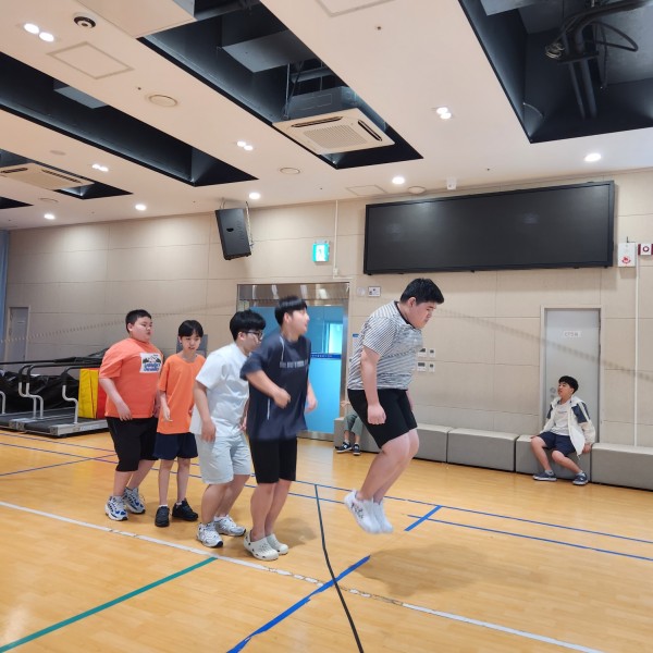 5명이서 참여하는 단체줄넘기