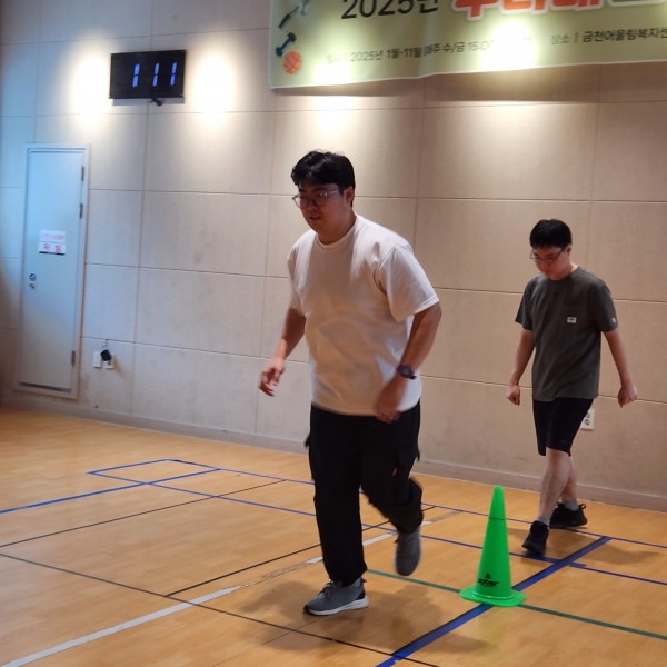 릴레이 달리기 순서를 기다리는 모습