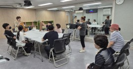 공예프로그램을 참관하는 모습