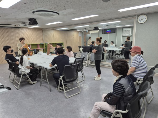 공예프로그램을 참관하는 모습