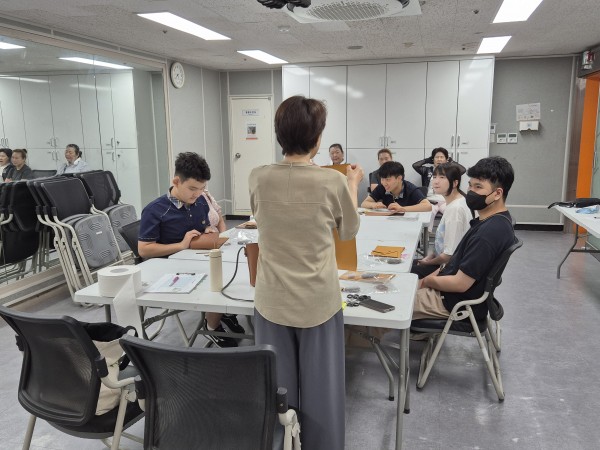 활동지원사 참관하여 공예프로그램을 시작하는 모습