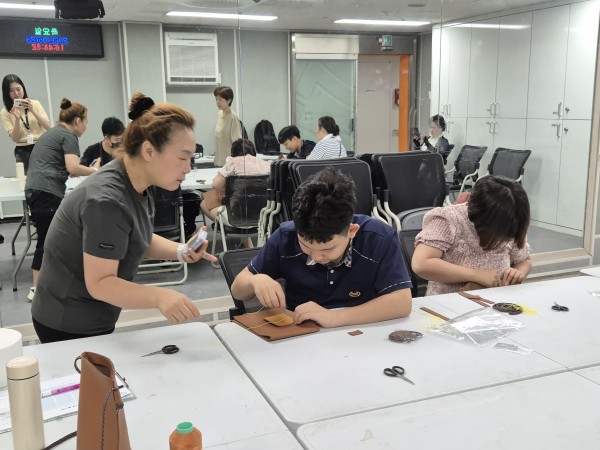 보호자에게 보내줄 사진을 찍으며 활동을 도와주는 모습