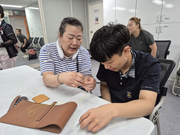 가죽공예의 바느질을 도와주는 모습