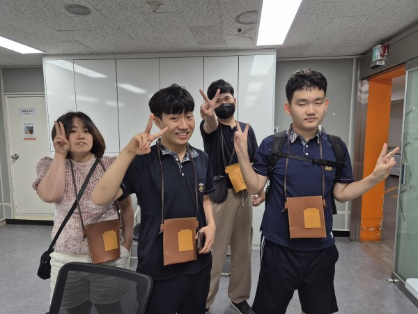 완성된 작품과 함께 사진을  찍는 모습