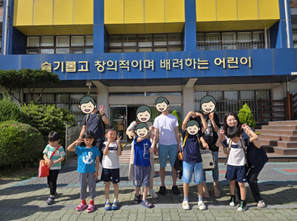 시홍초등학교 앞에서 단체사진