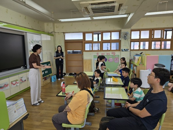 의자에 착석하여 특수교사와의 만남을 진행하는 모습