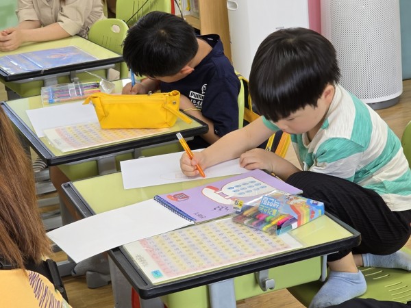 의자에 착석하여 색칠을 진행하는 모습