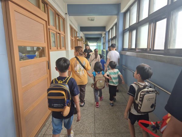 학교 내를 이동하여 탐방하는 모습