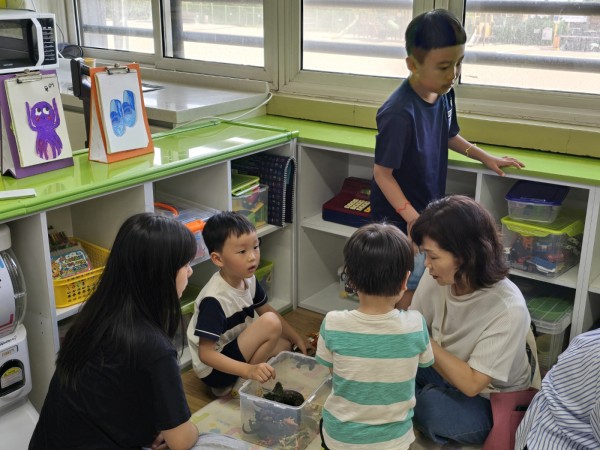 특수학급의 교구를 활용하고 있는 모습