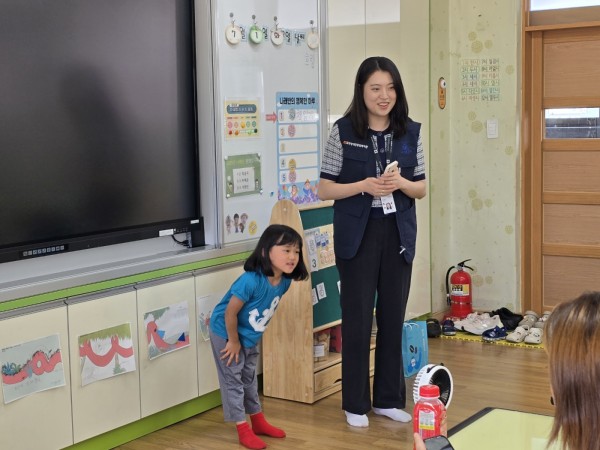 이용인이 학급앞에서 나와 인사를 진행하는 모습