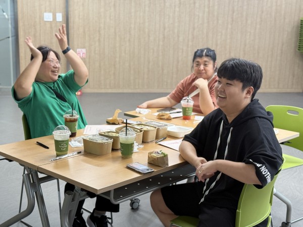 간담회 중, 웃고 있는 모습