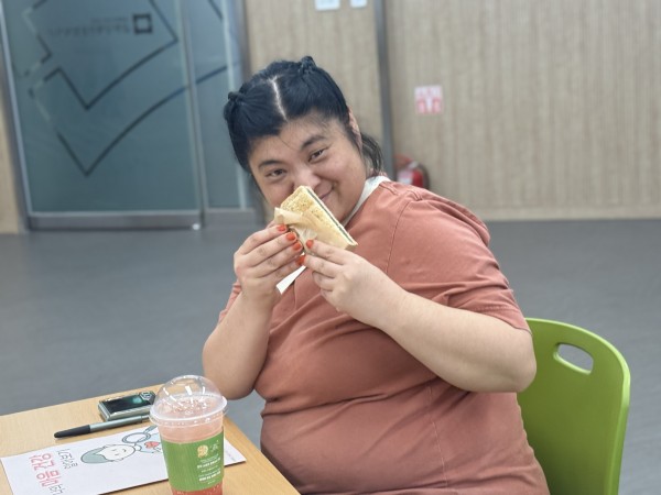 흑임자 샌드위치를 들고 자랑하는 모습