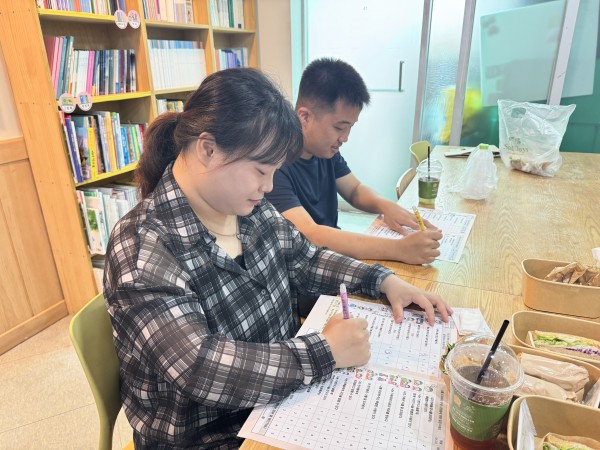 집중해서 나의마음건강 설문지를 하는 선동현팀
