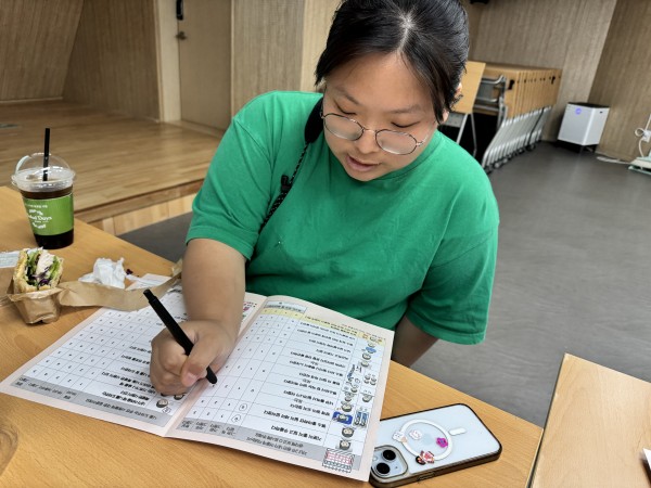 문항을 따라읽으며 집중해서 설문지를 하는 미애홍팀
