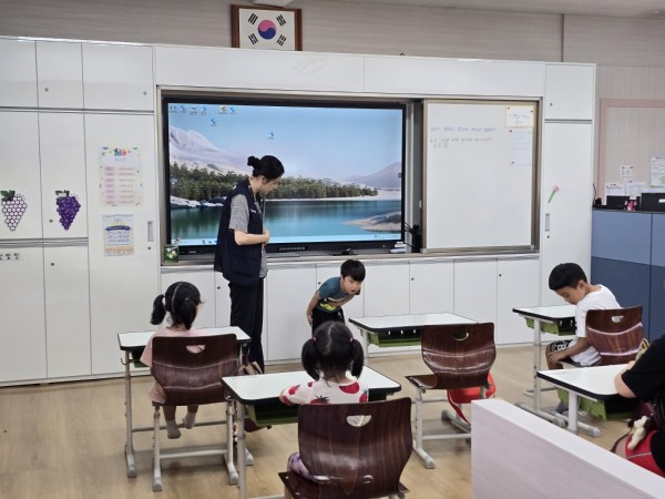 교실 앞에 나와 인사하는 모습