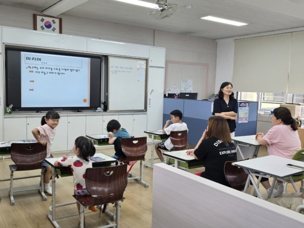입학 설명에 대해 경청하는 보호자의 모습