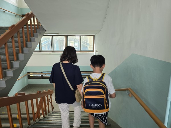 특수교사와 함께 학교 교실을 이동하는 모습