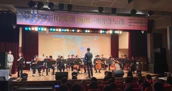 열심히 연주하는 모습
