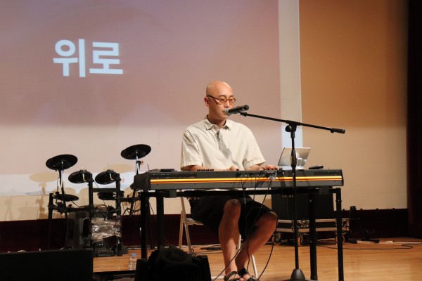 하림이 노래부르는 모습