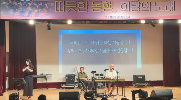 노래부르는모습