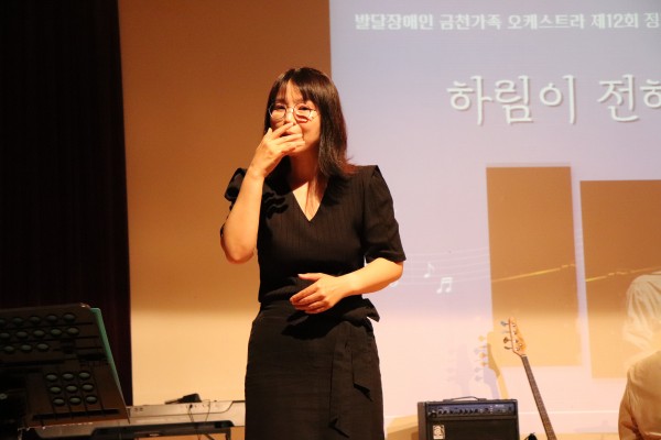 수어통역하는모습