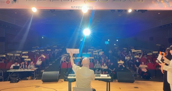 다함께 종이슬로건을 들고 외치는모습