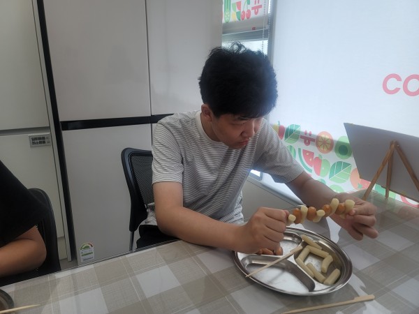 소세지와 떡을 꼽고 있는 모습