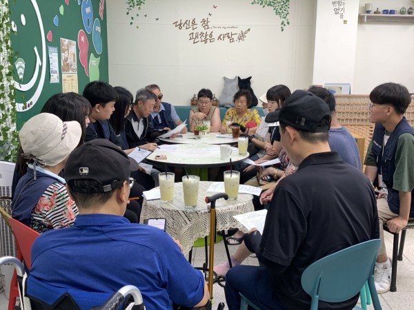 참새스토리 회원분들과 실습생이 만나 회의를 진행하는 전체 모습