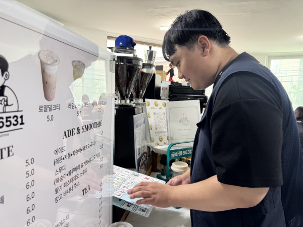 AAC메뉴판을 보며 직접 주문하는 실습생의 모습