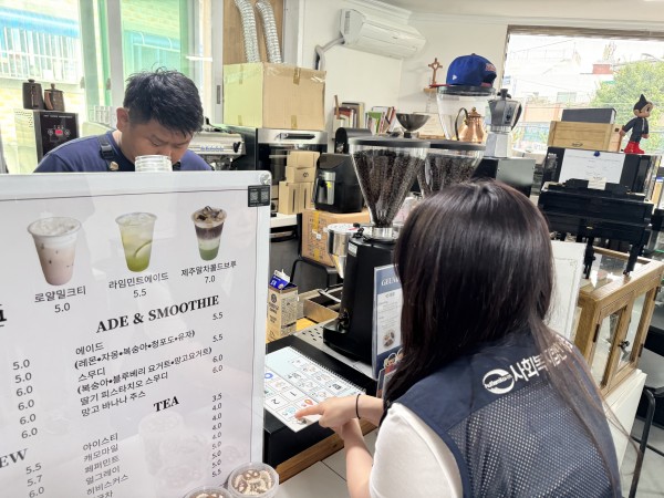 AAC가게 사장님에게 직접 메뉴판을 활용하여 직접 주문하는 모습