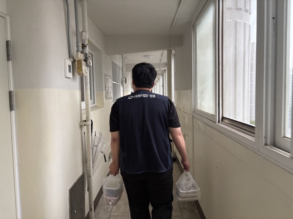 밑반찬을 전하기 위해 직접 가는 사진
