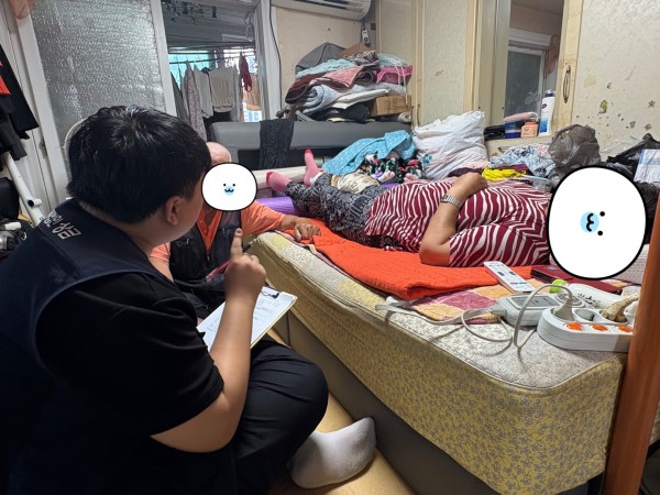 밑반찬 전달과 함께 상담을 진행하는 모습