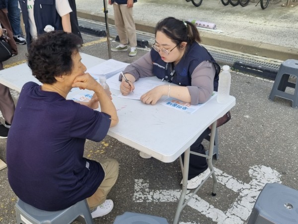 운동기능평가를 하는 모습