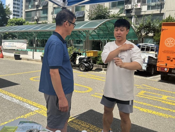 개개인에게 적합한 운동방법을 안내하는 모습