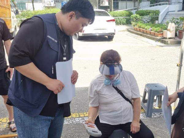 상지근력을 평가중인 모습