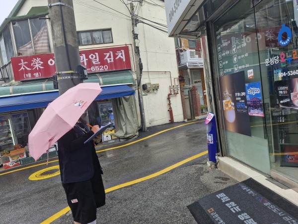비오는날에도 우산을 쓰고 경사로를 점검하고 있는 모습