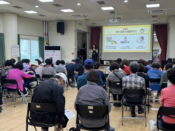 응급의사소통판 사용법에 대해 교육하고 있는 사진