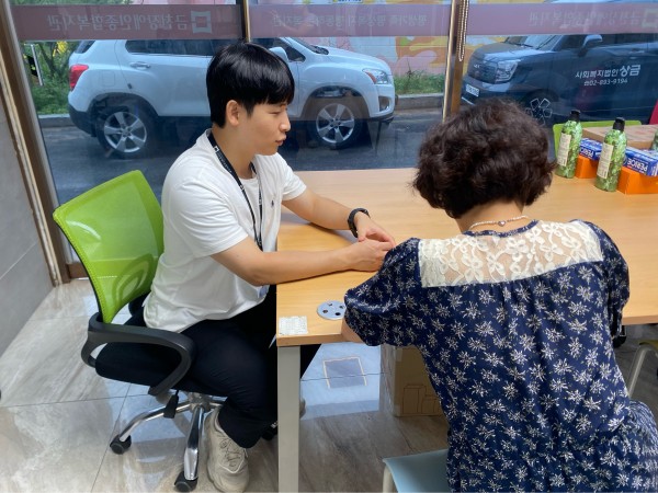 상담하는모습