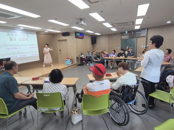 무대 앞에 나와 노래를 부르는 모습