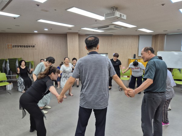 간단한 체조동작을 수행하는 모습