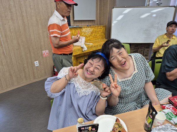 음식을 먹으며 즐거워하는 모습