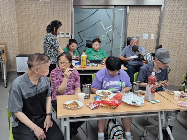 음식을 먹으며 즐거워하는 모습