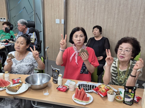 음식을 먹으며 즐거워하는 모습