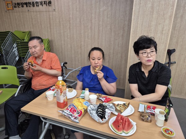 이용인들이 가져온 음식을 나눠먹는 모습
