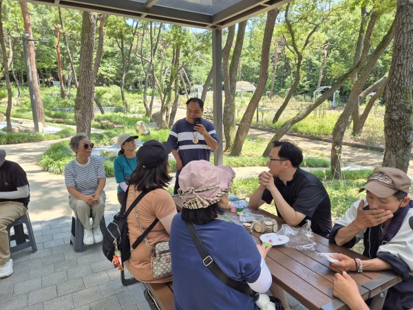 오미생태공원 설명하는 모습