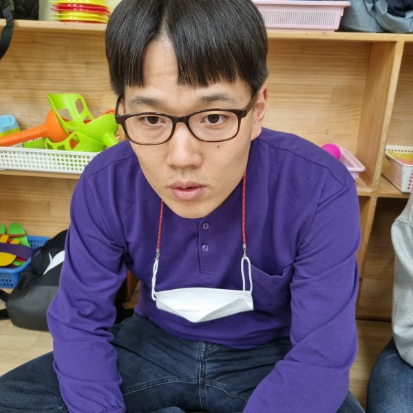 장애이해교육 오케스트라 공연 후 쉬쉬고 있는 송우섭님