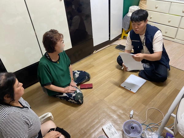 안내문을 읽어드리는 모습