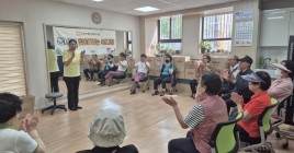 박수체조 하고 있는 모습