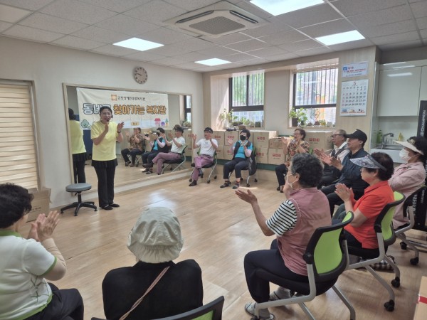 박수체조 하고 있는 모습