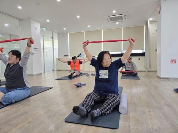 밴드 운동하는 모습